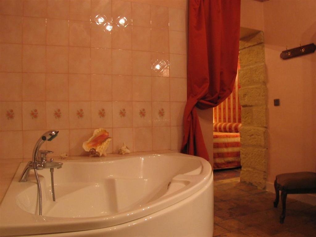 Saint-Bonnet-du-Gard ビズ ドゥ ラ トゥール Bed & Breakfast 部屋 写真