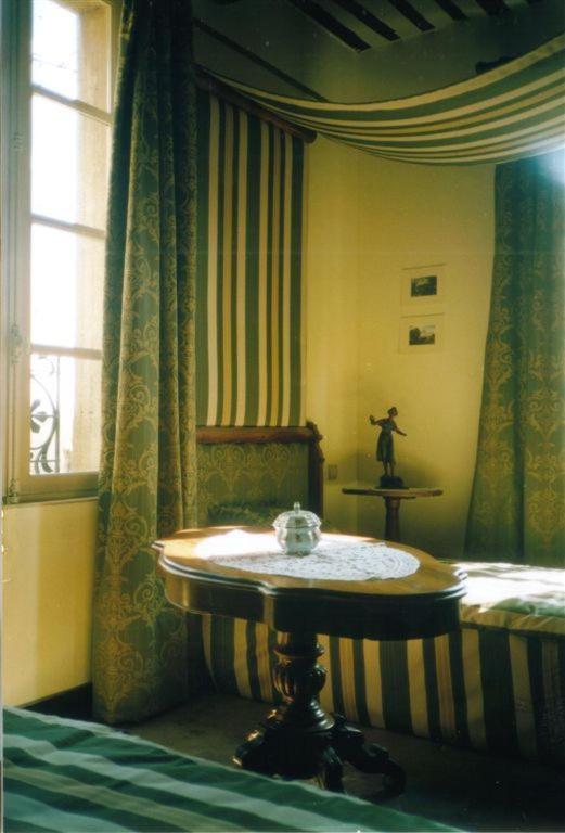 Saint-Bonnet-du-Gard ビズ ドゥ ラ トゥール Bed & Breakfast 部屋 写真
