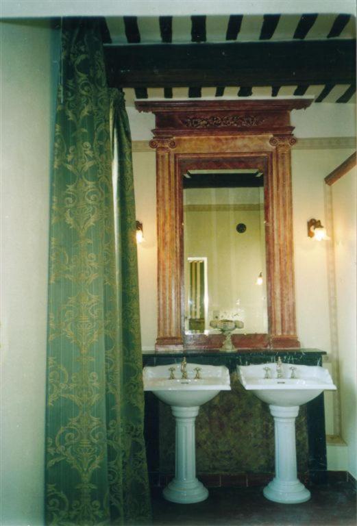 Saint-Bonnet-du-Gard ビズ ドゥ ラ トゥール Bed & Breakfast 部屋 写真